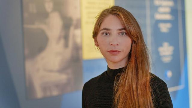 Porträt der Direktorin der Bildungsstätte Anne Frank, Deborah Schnabel, mit dunklem Pullover und langen rotblonden Haaren.  