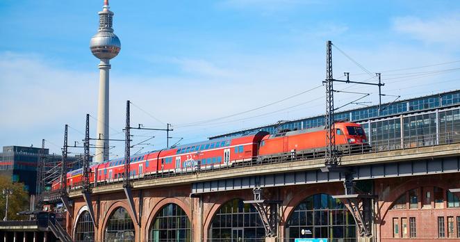 Baureihe 182 von DB Regio mit Doppelstockwagen auf der Berliner Stadtbahn. Im Hintergrund der Berliner Fernsehturm.