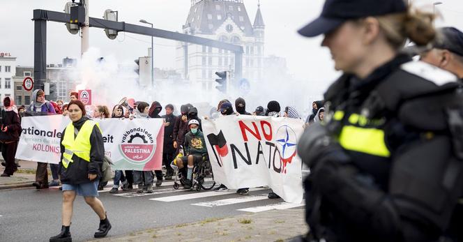 Tijdens een lawaaidemonstratie in Rotterdam liepen activisten van onder andere Geef Tegengas van station Blaak naar het kantoor van Maersk om te protesteren tegen de komst van een schip met Israëlische F-35 onderdelen. Foto Rob Engelaar/ANP 