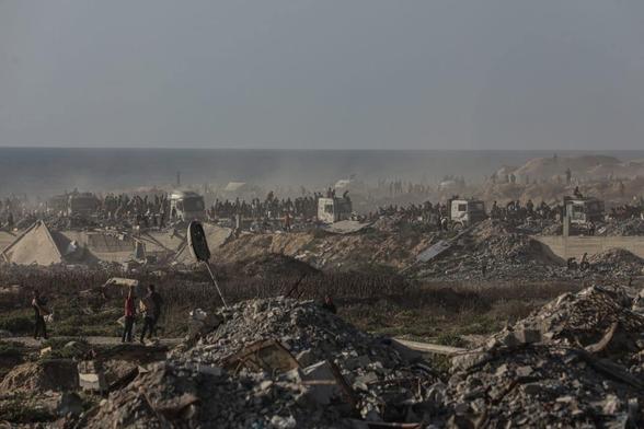 Palestinians carrying aid boxes from the Gaza Humanitarian Foundation, June 16, 2025. (Photo: Omar Ashtawy/APA Images)