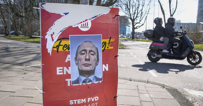 Op een verkiezingsposter van Forum voor Democratie FVD is tijdens de gemeenteraadsverkiezingen van 2022 een portret van de Russische president Poetin geplakt.   Foto Marco Okhuizen / ANP 