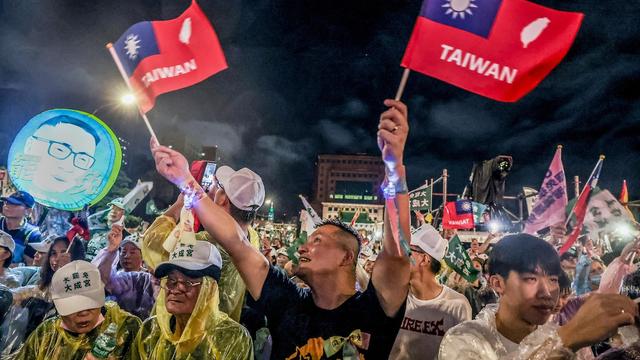 Des manifestants en faveur de la destitution des élus sont rassemblés à Taipei.
