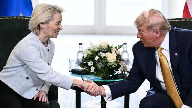 La présidente de la Commission européenne, Ursula von der Leyen, et le président américain, Donald Trump, à Turnberry, en Ecosse, le 27 juillet 2025.