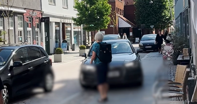 En ny indretning af Vestergade har skabt trafikalt kaos. Video fra stedet underbygger det, flere erhvervsdrivende fortæller. Skærmfoto fra video: Bente Tahmasbi Hansen.