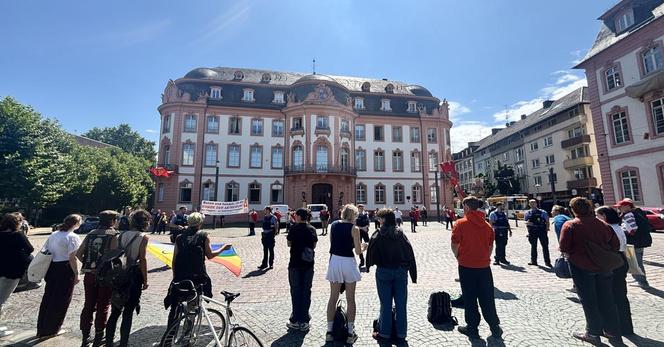 Zwischen Narrenbrunnen und Osteiner Hof stehen sich Abtreibungsgegner und Gegendemonstrierende gegenüber. 