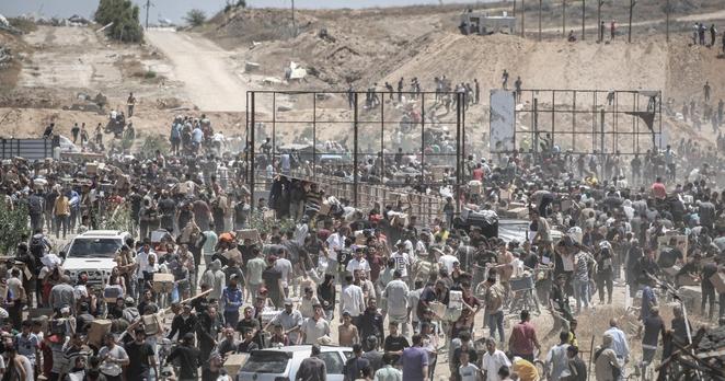 Palestinians at a US-backed Gaza Humanitarian Foundation distribution site for humanitarian aid in the “Netzarim Corridor, "central Gaza Strip, May 29, 2025. 