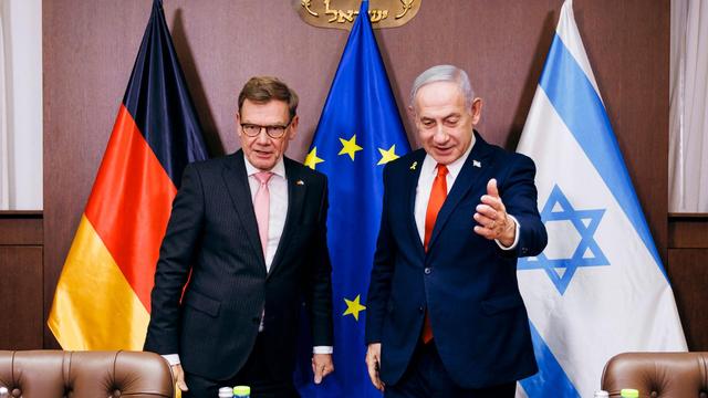 Benjamin Netanjahu empfängt Johann Wadephul in einem Konferenzsaal, zu sehen sind die Flaggen Israels, Deutschlands und der EU. Benjamin Netanjahu empfängt Johann Wadephul in einem Konferenzsaal, zu sehen sind die Flaggen Israels, Deutschlands und der EU.