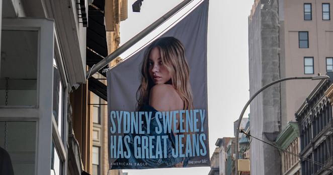 A banner displayed an American Eagle ad campaign featuring Sydney Sweeney in New York City.