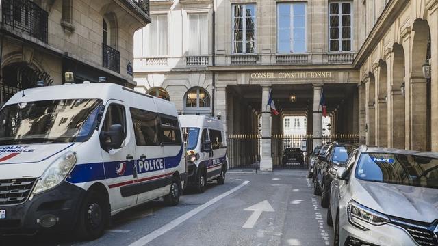 Des camions de police stationnent devant le Conseil constitutionnel à Paris, le 7 août 2025.