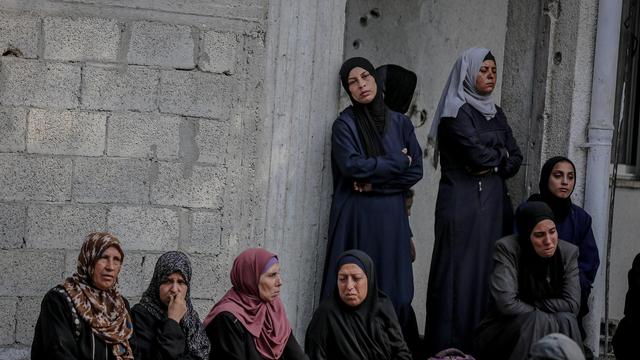 Eine Gruppe palästinensischer Frauen mit Kopftuch im Gazastreifen, wartet auf humanitäre Hilfe. 