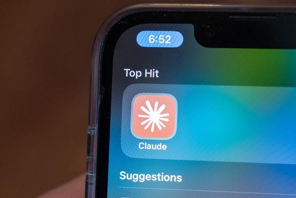 Anthropic offers Claude AI to federal agencies for $1 