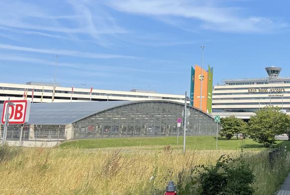 Der Flughafen Köln/Bonn mit dem Fern- und Regionalbahnhof davor.