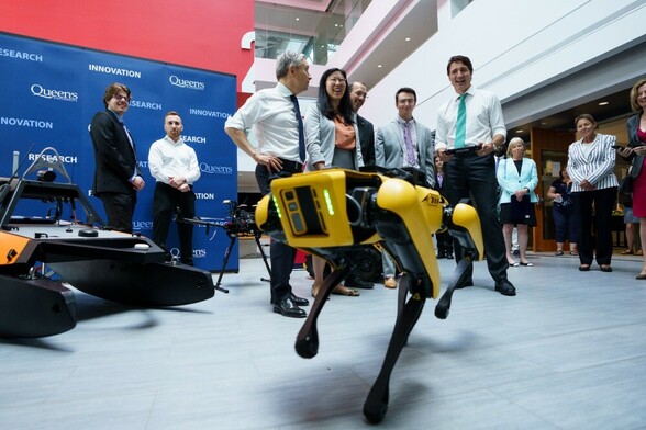 Prime Minister Justin Trudeau and Minister François-Philippe Champagne meet with Kevin Deluzio, Dean of Engineering and Applied Science, and Queen's researchers at Ingenuity Labs Research Institute.