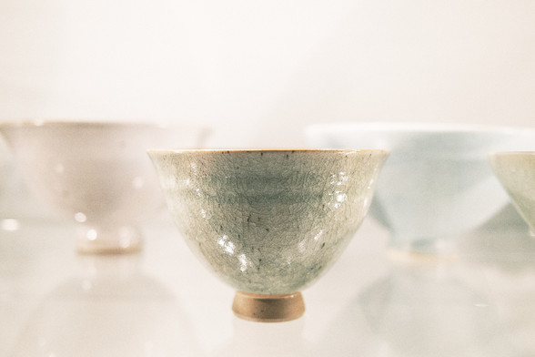Ceramics in Korea
Korean pottery is famous for its simple beauty. Japanese tea masters particularly appreciated the charm of creative individuality that the vessels exude. During the Japanese invasion of Korea in the 1590s, Korean potters were even deported to Japan to profit from their skills. In the early 20th century, the founders of the Asian Museum in Berlin took the East Asian traditions of collecting as a model for building the museum's collection. Because they were so admired in Japan, many Korean ceramics therefore ended up in the museum. And because they are hardly sensitive to light, we can show so many of them permanently.