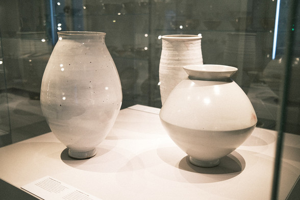 Young-Jae Lee (* 1951), Two spindle vases. Germany, Essen, Margaretenhoehe, before 2015 and 2021, glazed stoneware. Two bowls combine into a spindle-shaped vase. These vases are inspired by vessels that are also known as moon iars and considered symbols of
Korean culture. 

THE CHANGEABILITY OF FORM: 
The Korean-born artist Young-Jae Lee creates highly modern vessels whose traditional roots are nonetheless unmistakable. She is not interested in new inventions but rather in mastering and varying the traditional components of form, colour, volume, and contour. Like a musical interpretation, she incorporates her personality into the design of her ceramics.