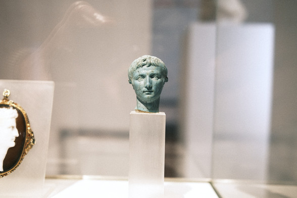 Small head of en emperor, 1st-3rd century, found: unknown. Small imperial images, as a sign of power, were often given as gifts to deserving people.