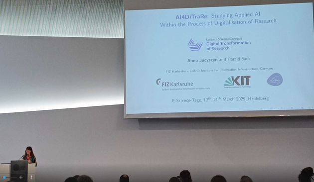 Ania JAcyszyn presenting her lightning talk at E-Science Tage 2025.