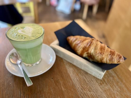A matcha latte and a croissant at Klauprecht Café in Karlsruhe 
