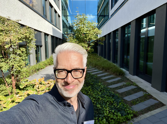 Taking a selfie in the inner courtyard at FRIZ in Freiburg. Sunshine is lighten up my upper body including the face, while the right side is in the shades...