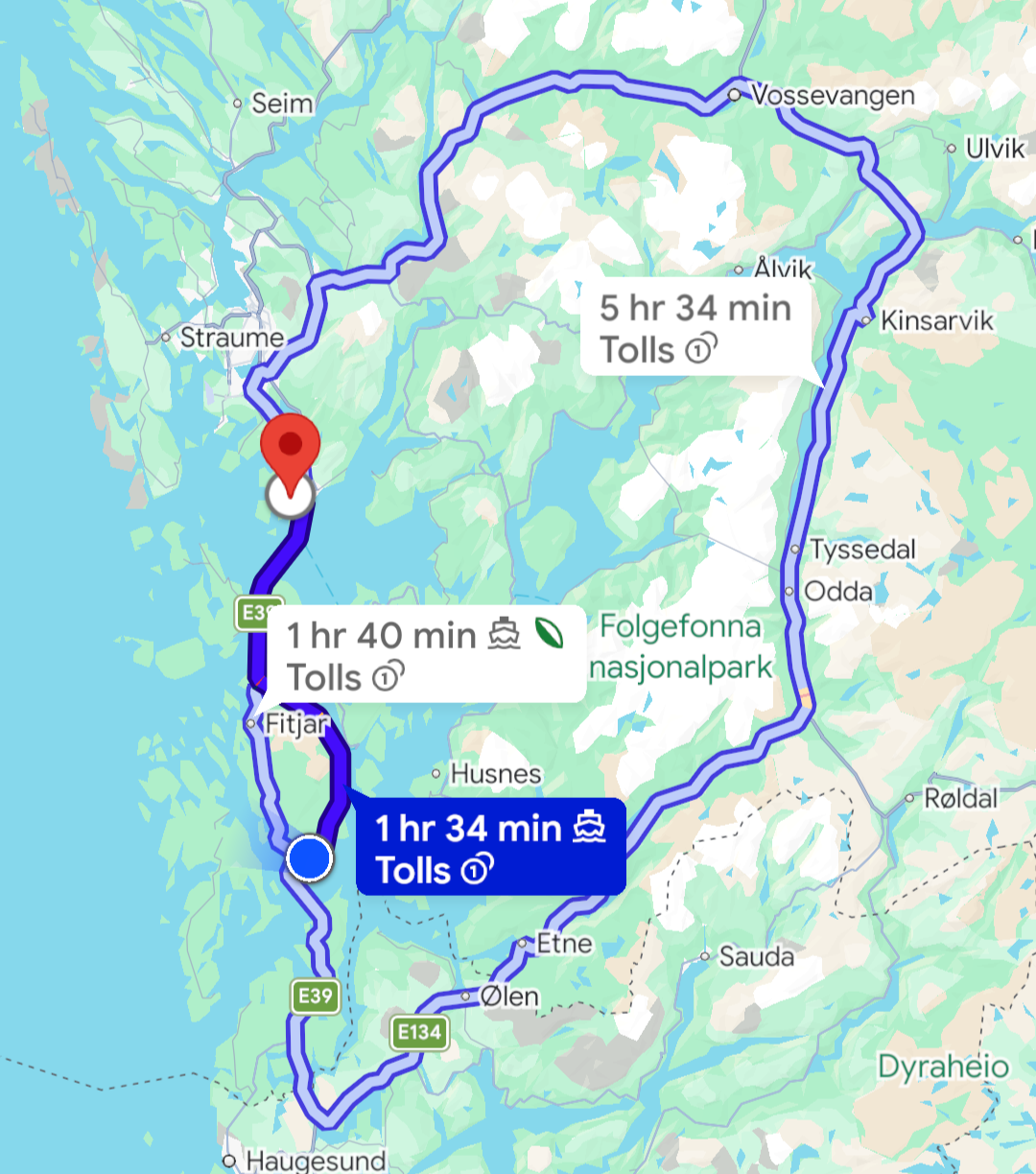 Eit skjermbilete frå ein kart-app som viser to reiseruter på Vestlandet. Den hovudsaklege ruta er ein kort, mørkeblå strekning som kryssar fjorden direkte med ferje (teke 1 time og 34 minutt). Den alternative ruta er ein enorm omveg teikna i lilla, som går heile vegen rundt Folgefonna nasjonalpark via Ølen, Odda og Vossevangen – ein tur berekna til heile 5 timar og 34 minutt for å nå same destinasjon.