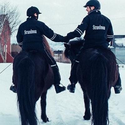 Vi på Strandmoa Gård