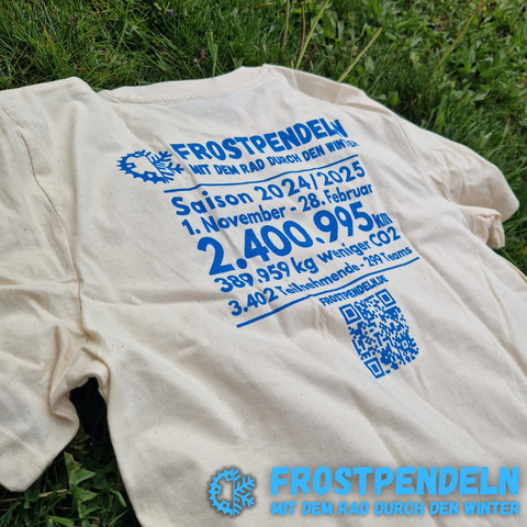 das Frostpendeln Season-End Shirt der Saison 2024/2025 in der Wiese liegend.