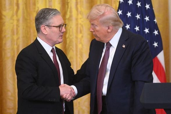 US-Präsident Donald Trump schüttelt dem britischen Premierminister Keir Starmer bei einer Pressekonferenz im Weissen Haus am 27. Februar 2025 die Hand.