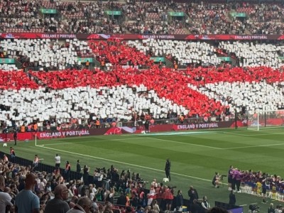Arsenal's Beth Mead and Chloe Kelly score in Wembley rout