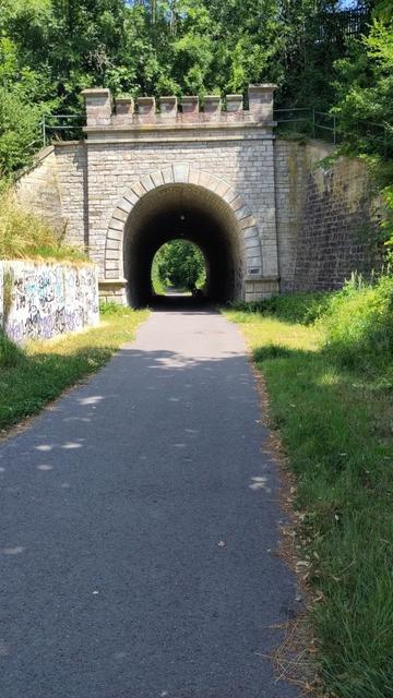Alter Eisenbahntunnel voraus
