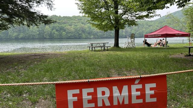 Une affiche indique que la plage est fermée.
