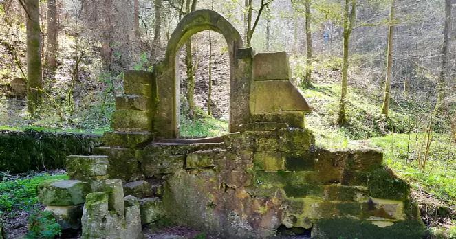 Der steinerne Torbogen der legendären Ruine Hankertsmühle mitten im Wald 
