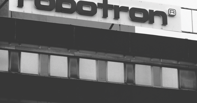 Historisches Schwarz-weiß-Bild eines Gebäudes in der ehemaligen DDR, darauf der Schriftzug „robotron“