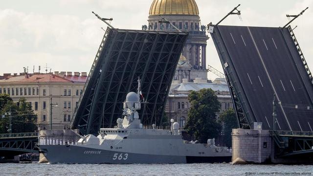 Das Kriegsschiff "Serpuchow" treibt 2017 entlang der Newa an der hochgeklappten Dwortsowi-Brücke in St. Petersburg (Russland) vorbei. Es nahm an einer Übung für eine Flottenparade teil.