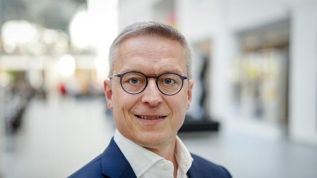Porträt von Karsten Wildberger, designierter Bundesminister für Digitalisierung und Staatsmodernisierung. Er blickt direkt in die Kamera.