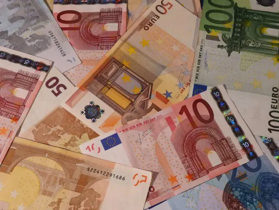 Verschiedene Euro-Banknoten.
