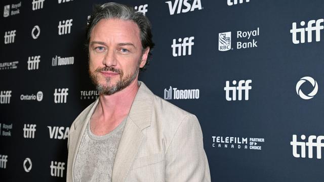 L'acteur sur le tapis rouge, devant des affiches du TIFF.é