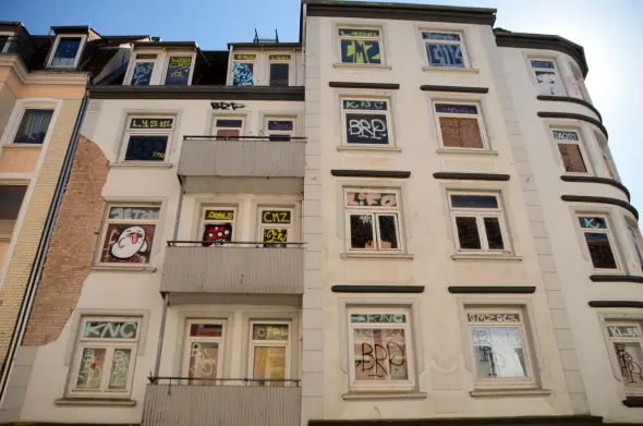 Ein verfallenes Mehrfamilienhaus im Kirchenweg in Gaarden.