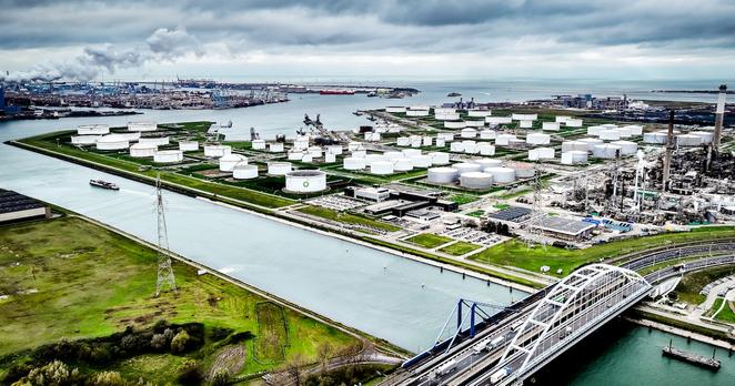 De BP-raffinaderij in de Rotterdamse haven.