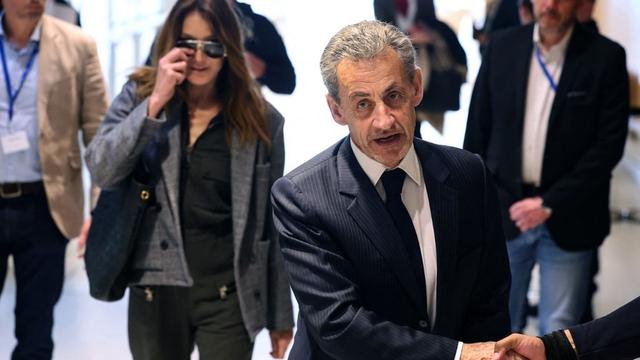 Nicolas Sarkozy arrive au tribunal judiciaire de Paris, le 27 mars, lors de son procès sur les soupçons de financement de sa campagne présidentielle en 2007.