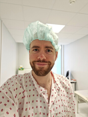 Selfie av meg med hårnett pre operasjon.