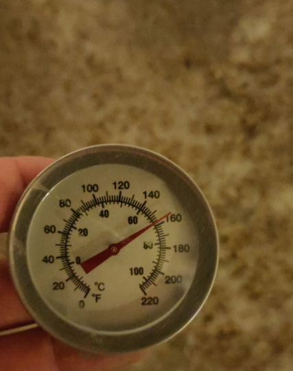Bilde av termometer i mesken som viser 70°C 