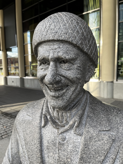 Olav Thon gleder seg over verneverdige bygg som har brent ned