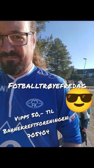 Gammel mann med fin, blå MFK-drakt