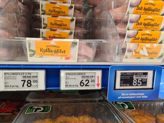 Bilde av bokser med Solvinge Kyllingfilet i butikkhylle med prisetiketter. Til venstre: Kyllingfilet 2 pk 480 g 78 kr, 162,5 pr kg. Til høyre: Kyllingfilet 500 g (delt), markert med prisfrys, 85 kr, 170 pr kg.