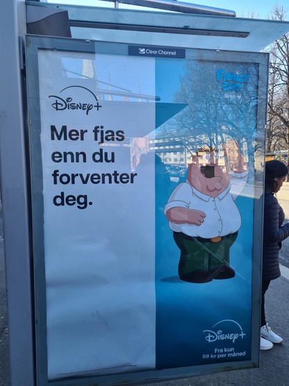 Reklameplakat for Disney+ på bussholdeplass. Tekst: "Mer fjas enn du forventer deg"