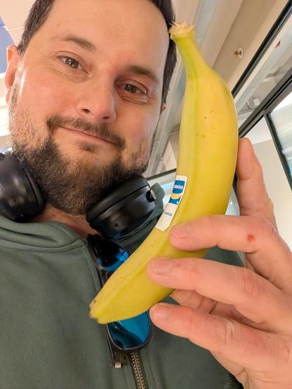 Meg og en fin banan. Vi er begge litt preget av å ha stått opp tidligere enn ønsket 