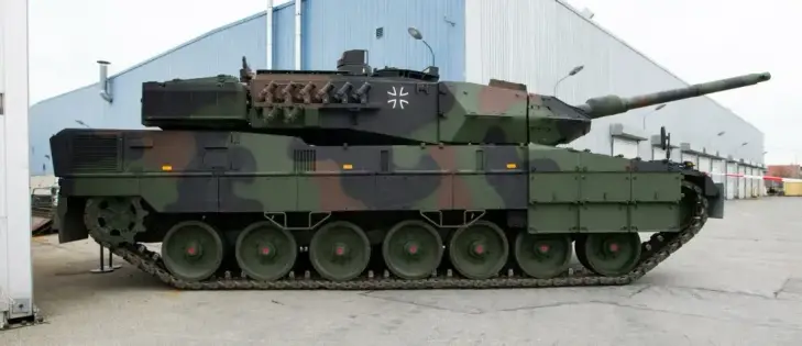 Tysk leopard stridsvogn, jernkors-symbolet viser at den er tysk. 