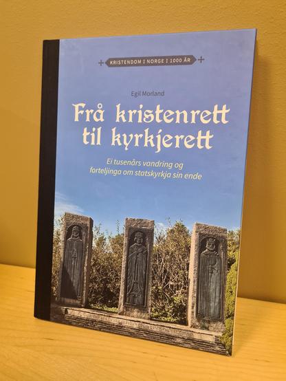 Egil Morland: Frå kristenrett til kyrkjerett. Ei tusenårs vandring og forteljinga om statskyrkja sin ende. Omslagsfoto av tre minnebautaer med relieffer av hhv. Olav Tryggvason, biskop Grimkjell og Olav Haraldsson.