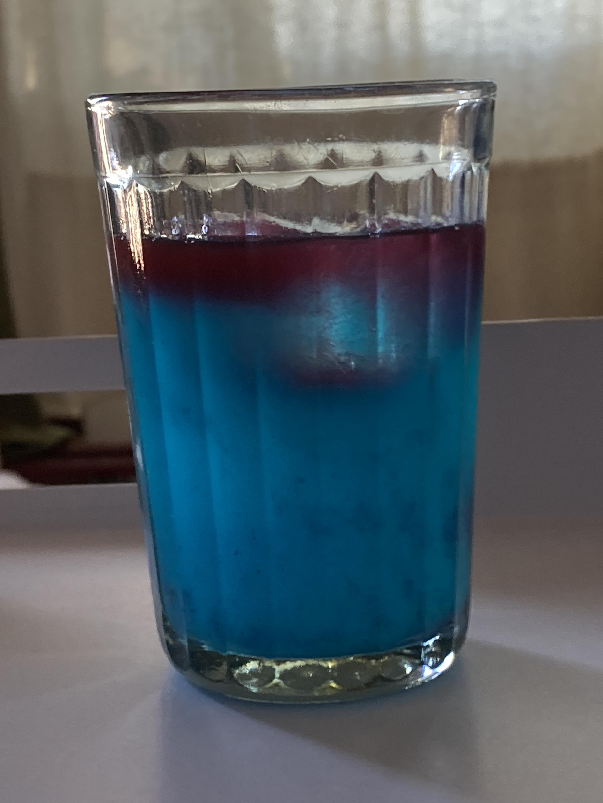 Blå drink med litt rødt i