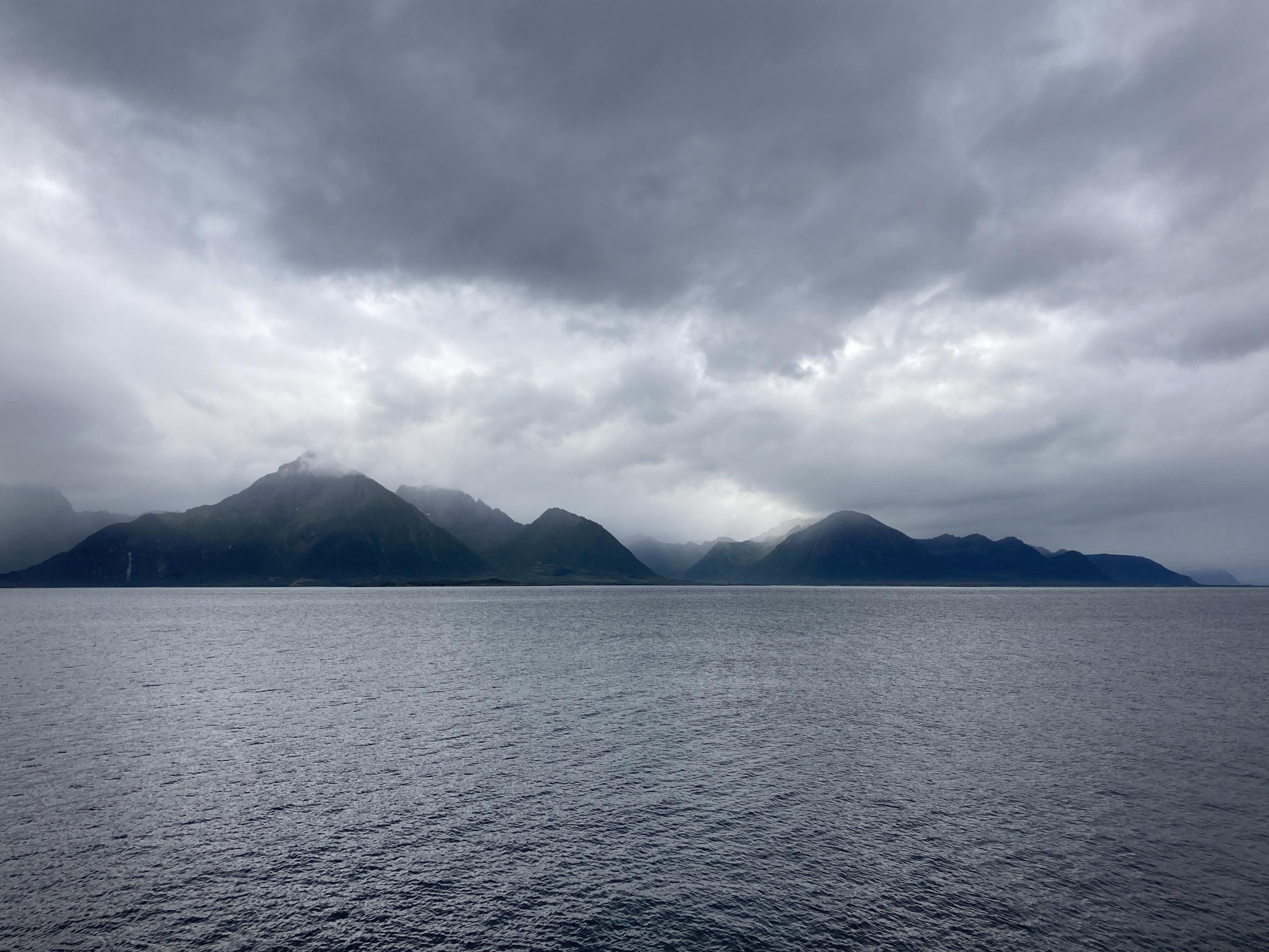 Tåkelagte fjell over fjorden